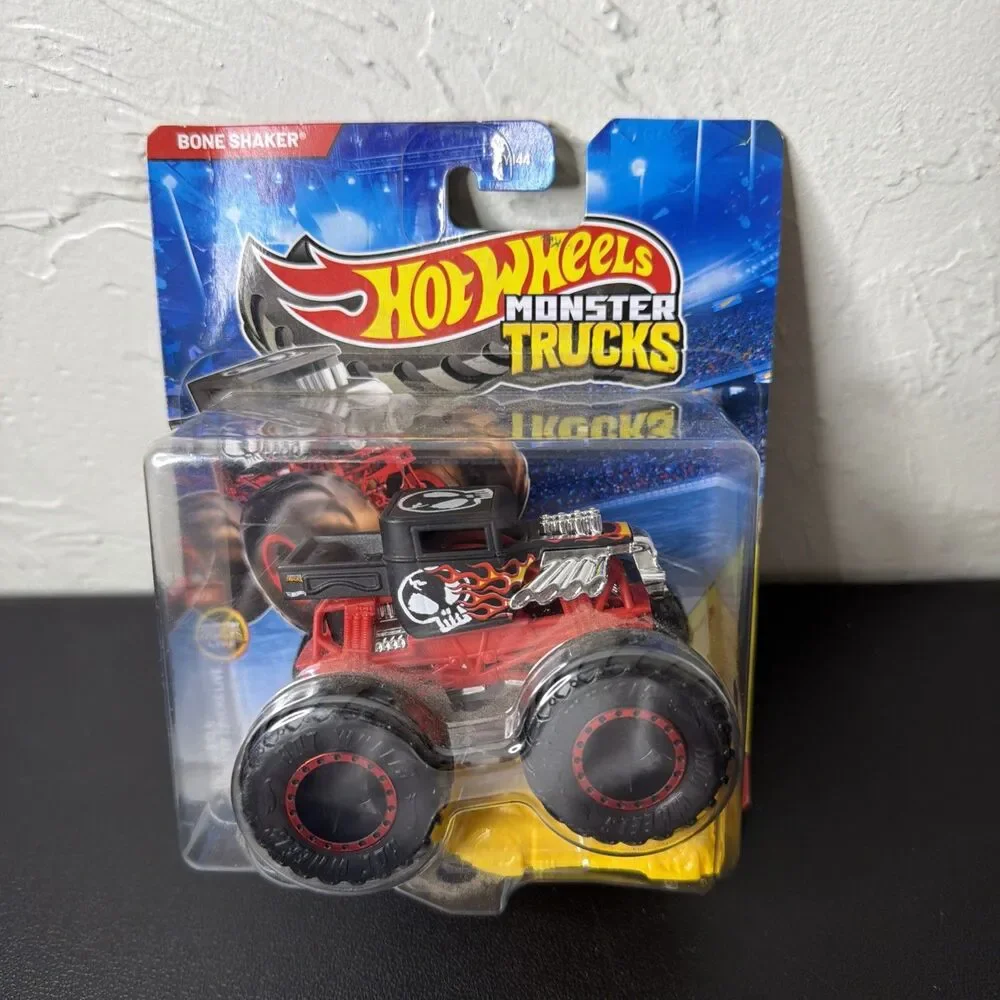 Hot Wheels Monster Trucks BONE SHAKER with Crushed Car NEW FYJ44